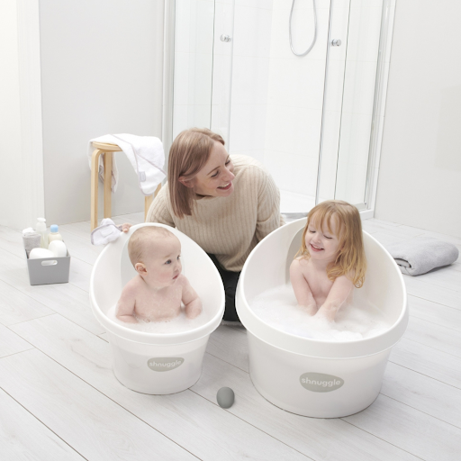 Passer de la baignoire pour bébé Shnuggle à la baignoire pour tout-petits