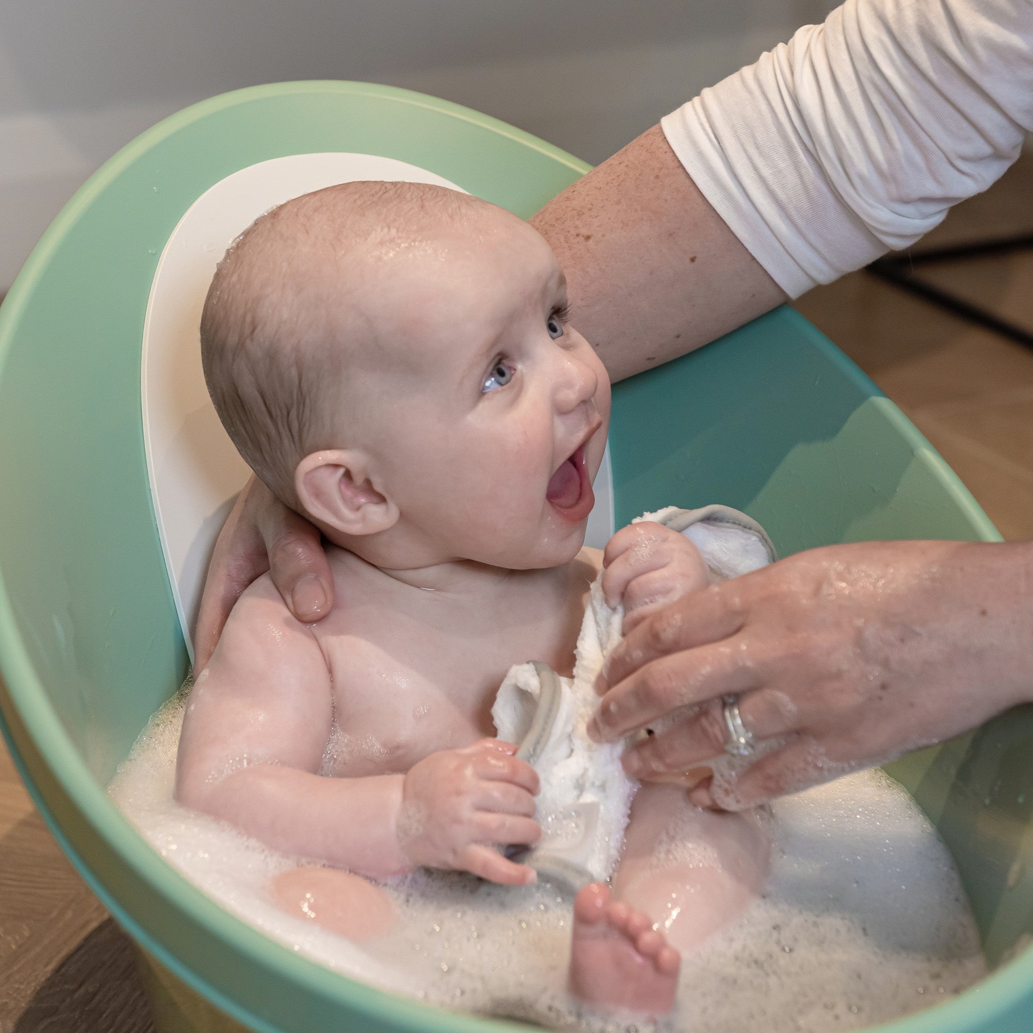 Shnuggle Baby Bath | Built-in Newborn Support & drain plug